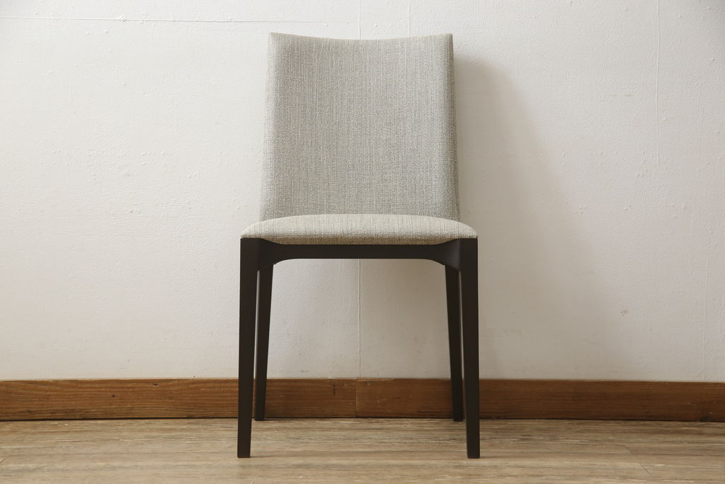 中古　超美品　Cassina(カッシーナ)　シンプルかつスタイリッシュなデザインで合わせやすいラインチェア(1脚定価 約7万円)(ダイニングチェア、イス、椅子)(R-057771)