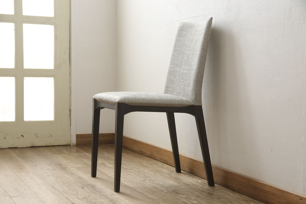 中古　超美品　Cassina(カッシーナ)　シンプルかつスタイリッシュなデザインで合わせやすいラインチェア(1脚定価 約7万円)(ダイニングチェア、イス、椅子)(R-057771)
