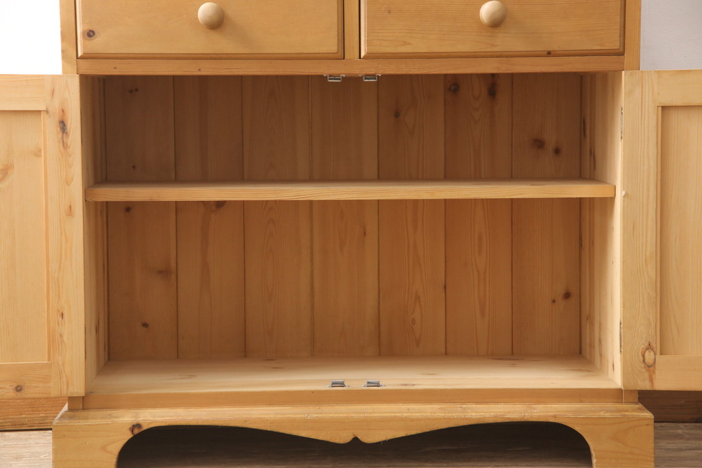 中古　PENNY WISE(ペニーワイズ)　パイン材　カントリーテイストの空間づくりにおすすめ!温もり溢れるカップボード(食器棚、収納棚、キャビネット)(R-051629)
