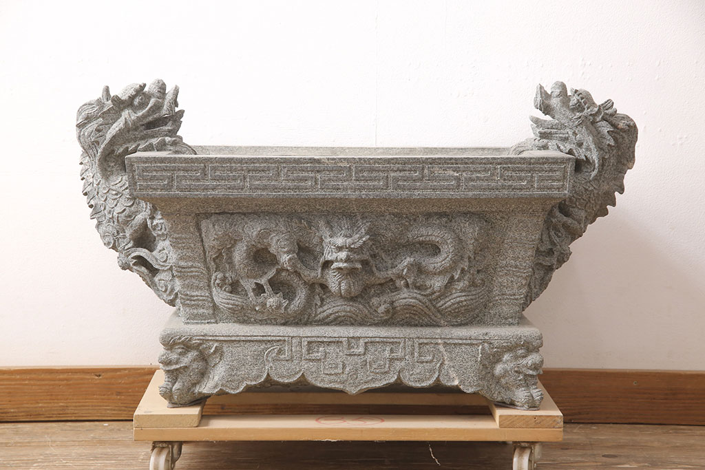 中古　御影石　龍彫刻　水鉢　138kg(つくばい、オブジェ、庭石)(R-054353)