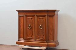 中古　美品!!　工芸家具　飛鳥欅箪笥　欅(ケヤキ)材　意匠を凝らした金具が素敵な水屋箪笥サイドボード(収納棚、戸棚、食器棚、カップボード、サイドキャビネット)(R-079221)