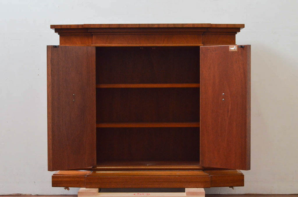 中古　美品!!　DREXEL HERITAGE(ドレクセルヘリテイジ)　FRANCHESCA(フランチェスカ)　クラシカルな佇まいが美しいサイドボード(クレデンザ、クリデンザ、収納棚、戸棚、サイドキャビネット、ホールチェスト)(R-074288)
