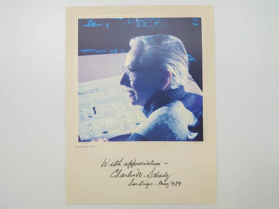 1989年　Charles M. Schulz(チャールズ M. シュルツ)　Snoopy(スヌーピー)　PEANUTS(ピーナッツ)　サイン写真&ガラス板2点セット(ケース付き、ディスプレイ、サイン入り、額装)(R-079134)