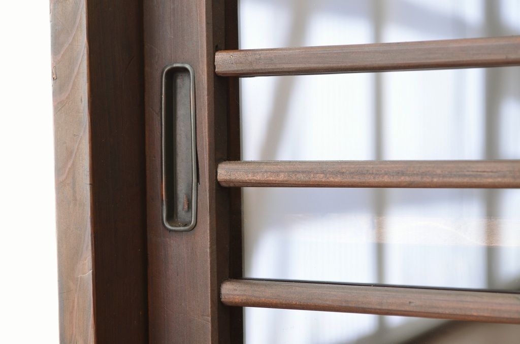 アンティーク家具　古い木のシンプルな引き出し付き収納棚