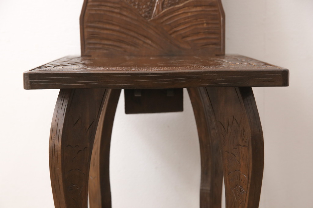 中古　伝統工芸　軽井沢彫り　大輪の牡丹の彫が目を惹くダイニングチェア(板座チェア、椅子)(R-051134)