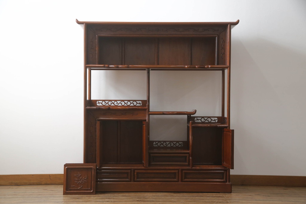 中古　美品　花梨(カリン)材　上質なこだわりの空間づくりにおすすめの飾り棚(茶棚、唐木、戸棚、収納棚、違い棚)(R-068145)