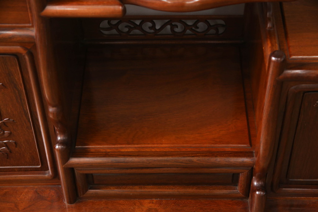 中古　美品　花梨(カリン)材　上質なこだわりの空間づくりにおすすめの飾り棚(茶棚、唐木、戸棚、収納棚、違い棚)(R-068145)
