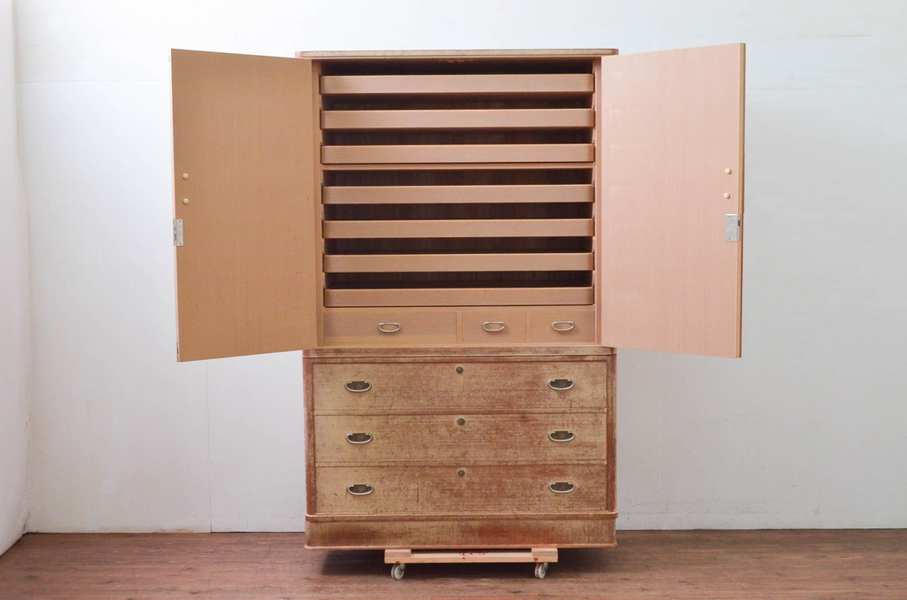 中古　伝統工芸品　金具に上品な花の図柄をあしらった加茂総桐箪笥(胴丸、総桐たんす、着物箪笥、衣装箪笥、和タンス、引き出し、チェスト、バラ売り可能)(R-078044)