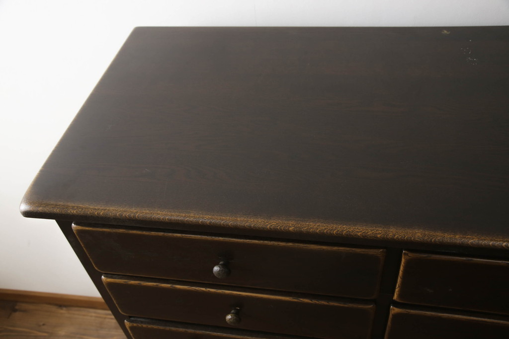 中古　旭川家具　近藤工芸　Solid Furniture OAK (ソリッドファニチャー オーク)　ナラ材　落ち着いた佇まいが魅力の二段重ねアンティーク調チェスト(引き出し、整理箪笥、収納箪笥、衣装箪笥)(R-071351)