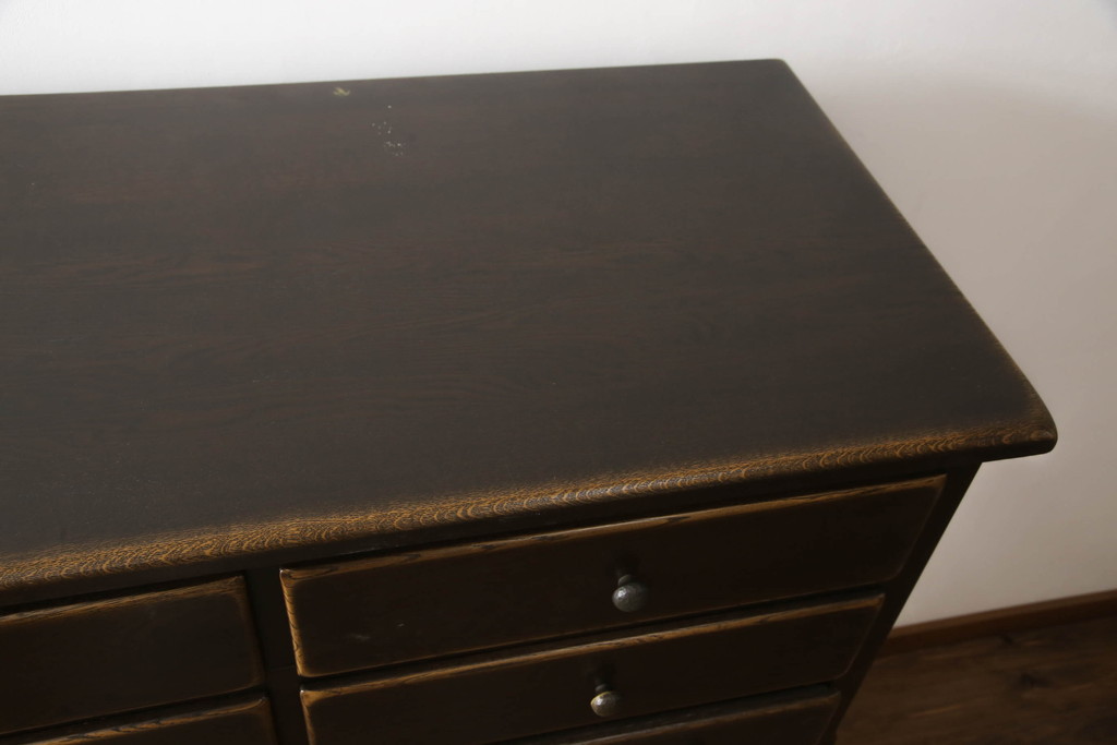 中古　旭川家具　近藤工芸　Solid Furniture OAK (ソリッドファニチャー オーク)　ナラ材　落ち着いた佇まいが魅力の二段重ねアンティーク調チェスト(引き出し、整理箪笥、収納箪笥、衣装箪笥)(R-071351)