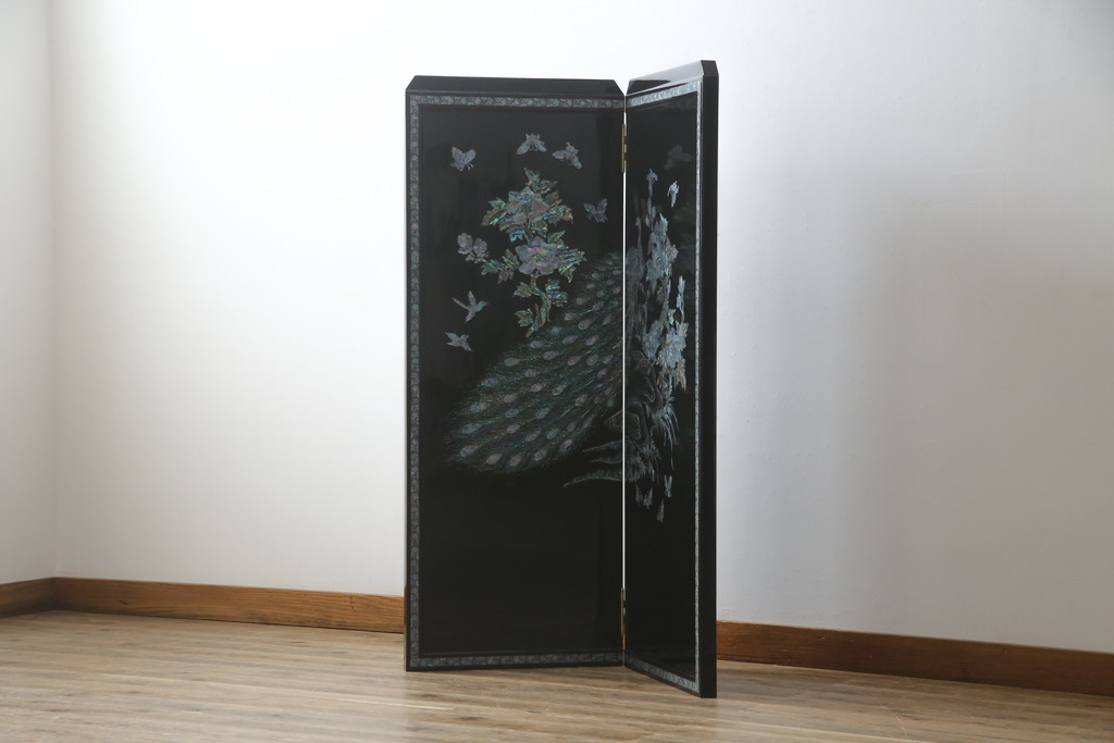 中古　美品　ラデン細工　孔雀の美しい翼が描かれた折り畳み衝立て(つい立て、パーテーション、折りたたみ)(R-061418)