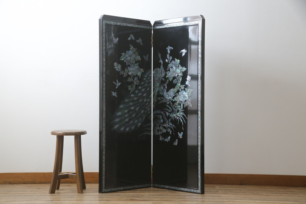 中古　美品　ラデン細工　孔雀の美しい翼が描かれた折り畳み衝立て(つい立て、パーテーション、折りたたみ)(R-061418)