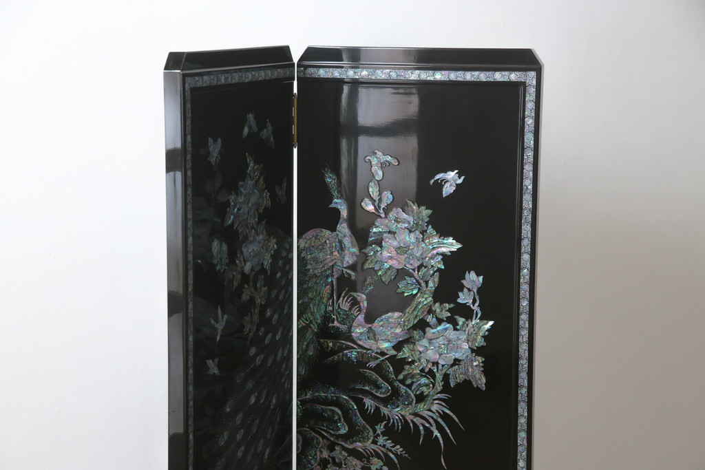 中古　美品　ラデン細工　孔雀の美しい翼が描かれた折り畳み衝立て(つい立て、パーテーション、折りたたみ)(R-061418)