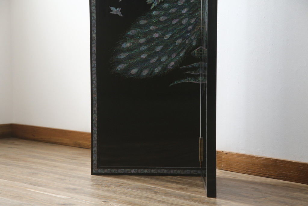 中古　美品　ラデン細工　孔雀の美しい翼が描かれた折り畳み衝立て(つい立て、パーテーション、折りたたみ)(R-061418)