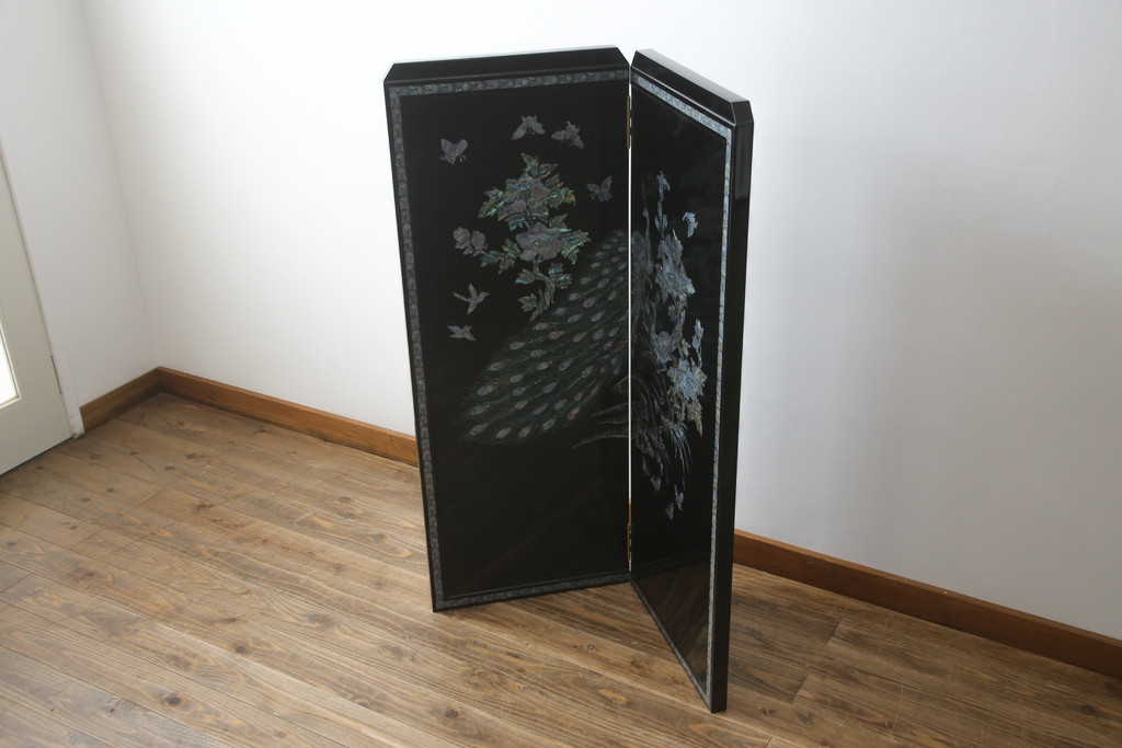 中古　美品　ラデン細工　孔雀の美しい翼が描かれた折り畳み衝立て(つい立て、パーテーション、折りたたみ)(R-061418)
