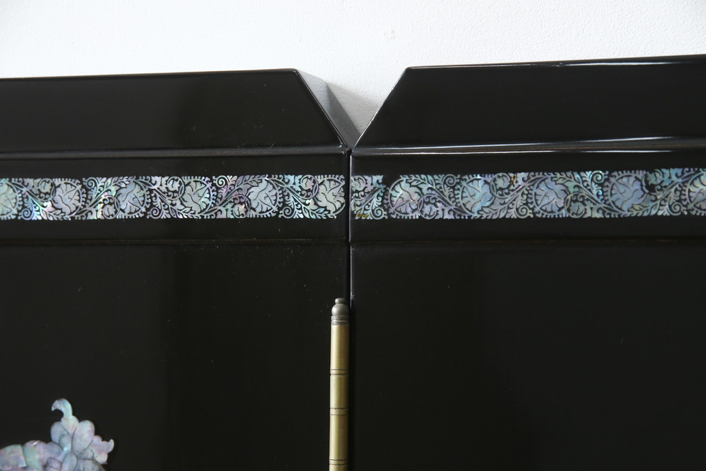 中古　美品　ラデン細工　孔雀の美しい翼が描かれた折り畳み衝立て(つい立て、パーテーション、折りたたみ)(R-061418)