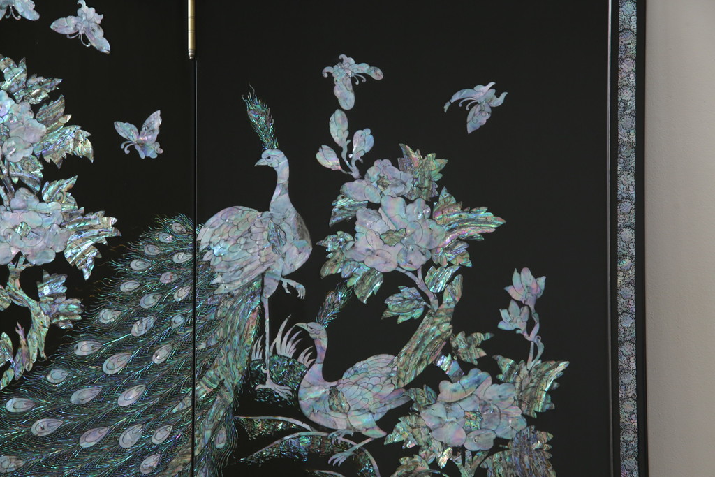 中古　美品　ラデン細工　孔雀の美しい翼が描かれた折り畳み衝立て(つい立て、パーテーション、折りたたみ)(R-061418)
