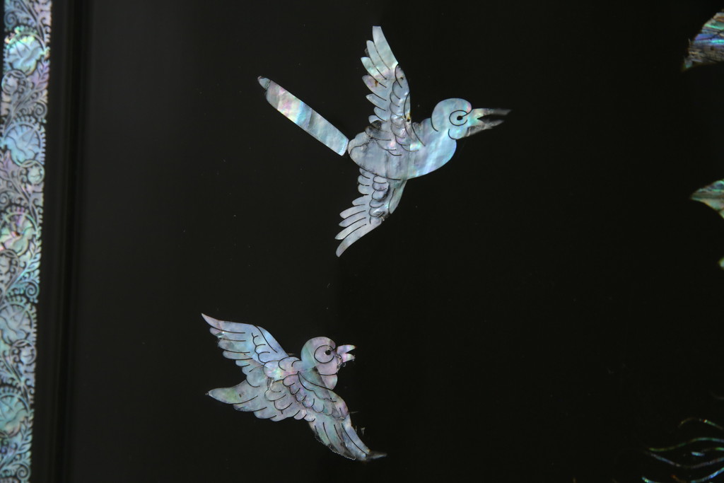 中古　美品　ラデン細工　孔雀の美しい翼が描かれた折り畳み衝立て(つい立て、パーテーション、折りたたみ)(R-061418)