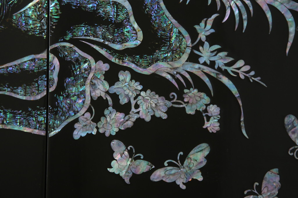 中古　美品　ラデン細工　孔雀の美しい翼が描かれた折り畳み衝立て(つい立て、パーテーション、折りたたみ)(R-061418)