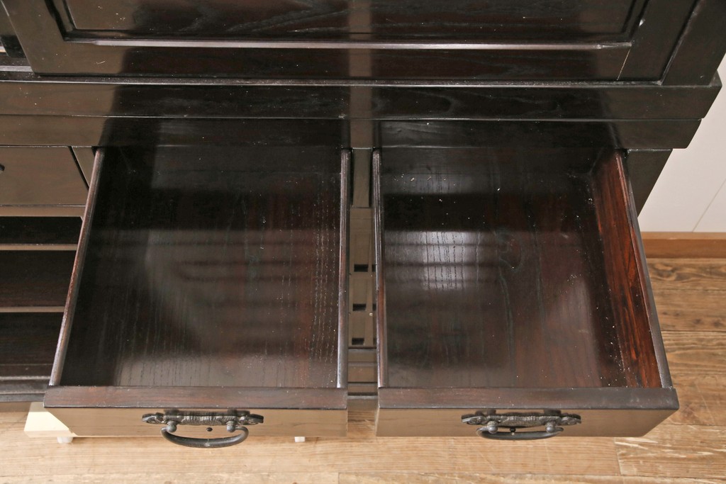 中古　美品　高級品　総栗ムク材　国産手造り　和の趣溢れる佇まいが目を引く水屋箪笥(食器棚、キャビネット、戸棚、収納棚)(R-054944)