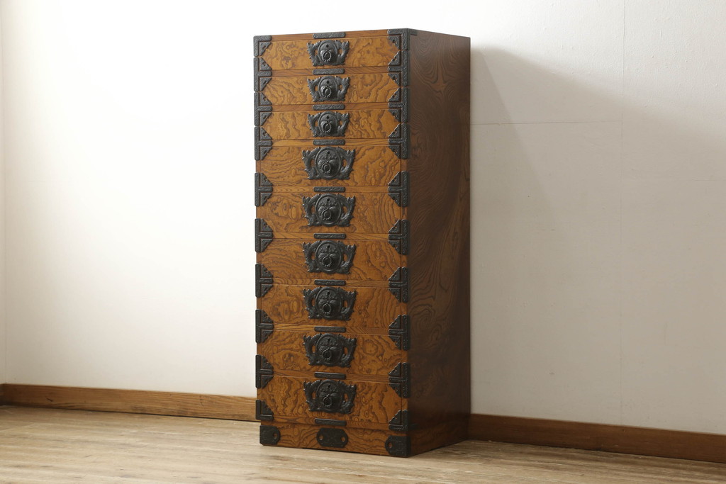 中古　美品　岩谷堂箪笥　引き出しが9杯付き!　こだわりの意匠が目を引く収納力抜群の縦型チェスト(整理箪笥、引き出し、和たんす)(R-079233)