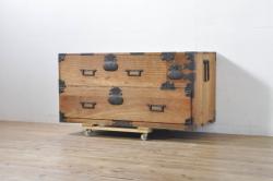 【セミオーダー家具実例】明治期の時代箪笥に高品質リペアを施しました。ヒノキ無垢ボードの天板を取り付け、欠損箇所の金具を取り付け。赤味を残した着色で仕上げました。(和箪笥、和たんす、収納棚、戸棚、ローボード、テレビ台)