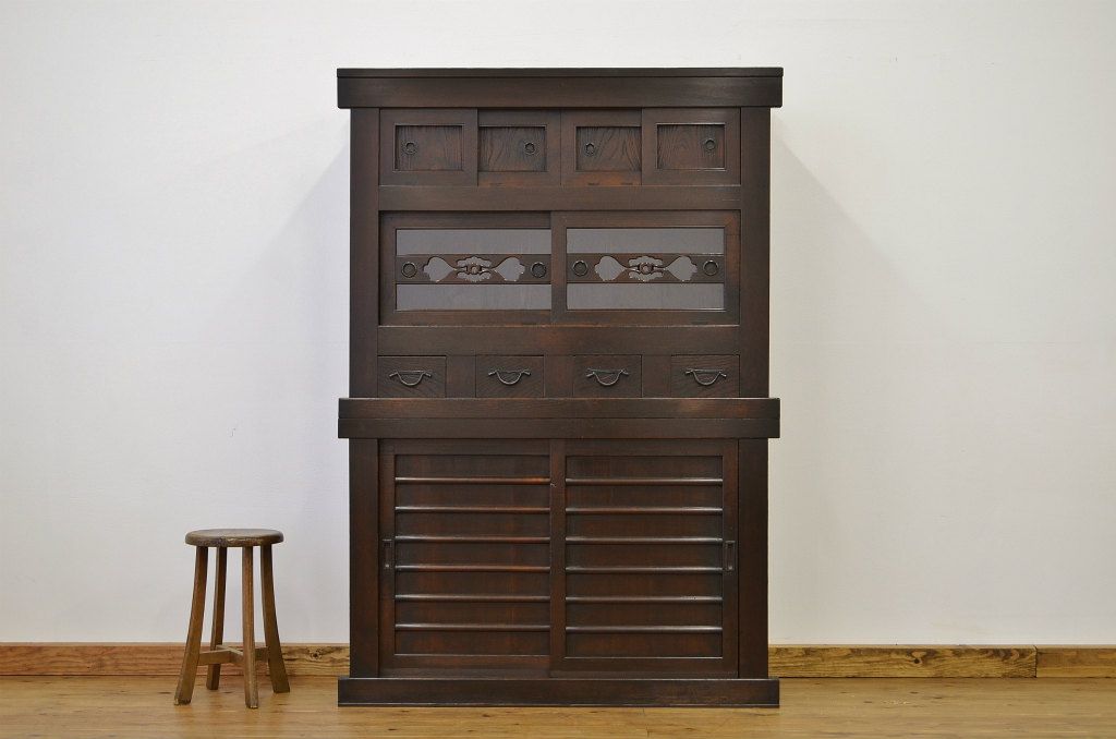 アンティーク家具　古いお家の重厚な四尺水屋箪笥(タンス・アンティーク)