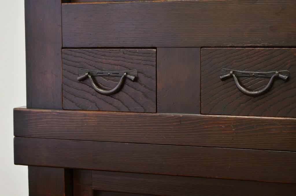アンティーク家具　古いお家の重厚な四尺水屋箪笥(タンス・アンティーク)