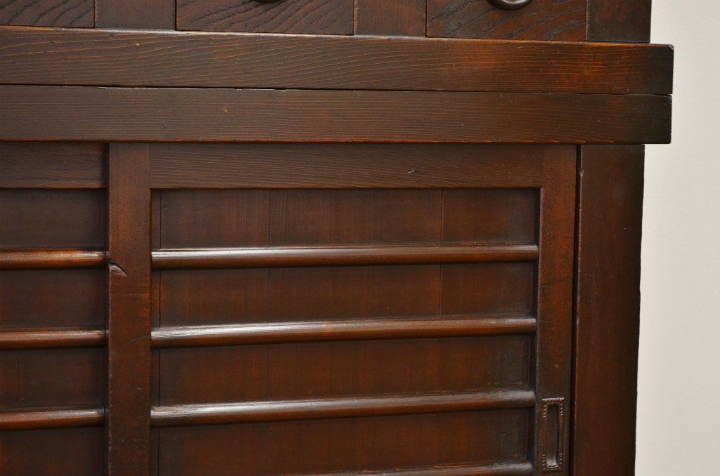 アンティーク家具　古いお家の重厚な四尺水屋箪笥(タンス・アンティーク)