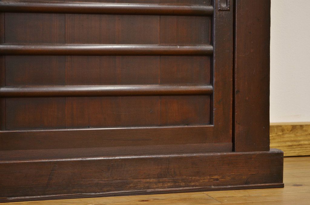 アンティーク家具　古いお家の重厚な四尺水屋箪笥(タンス・アンティーク)