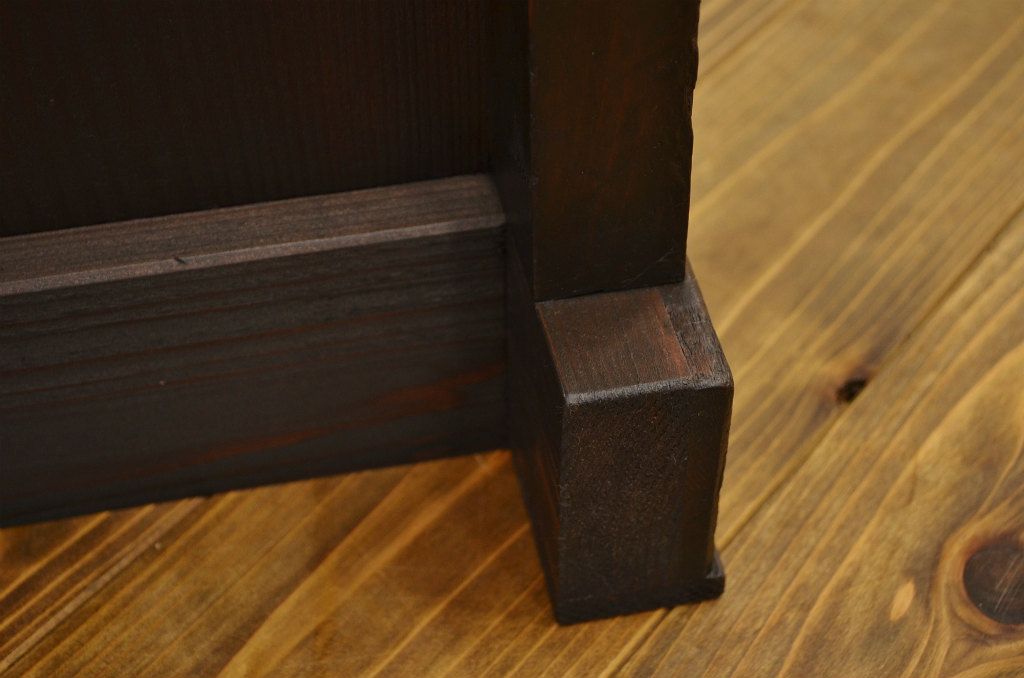 アンティーク家具　古いお家の重厚な四尺水屋箪笥(タンス・アンティーク)