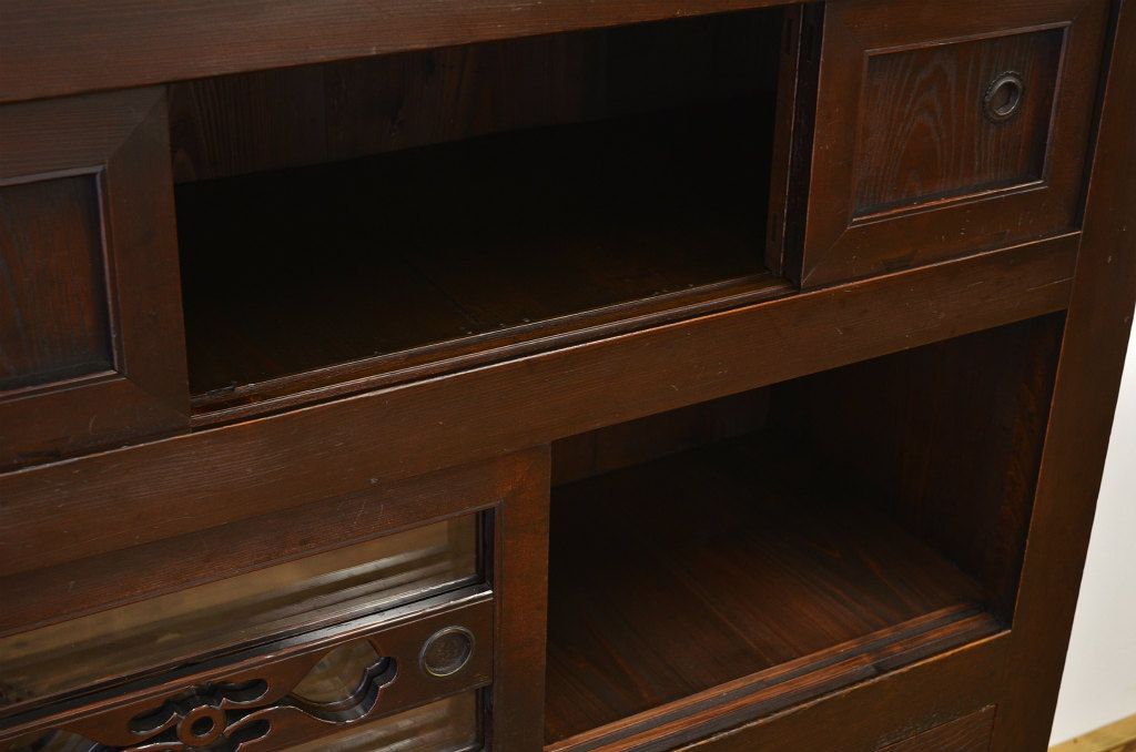 アンティーク家具　古いお家の重厚な四尺水屋箪笥(タンス・アンティーク)