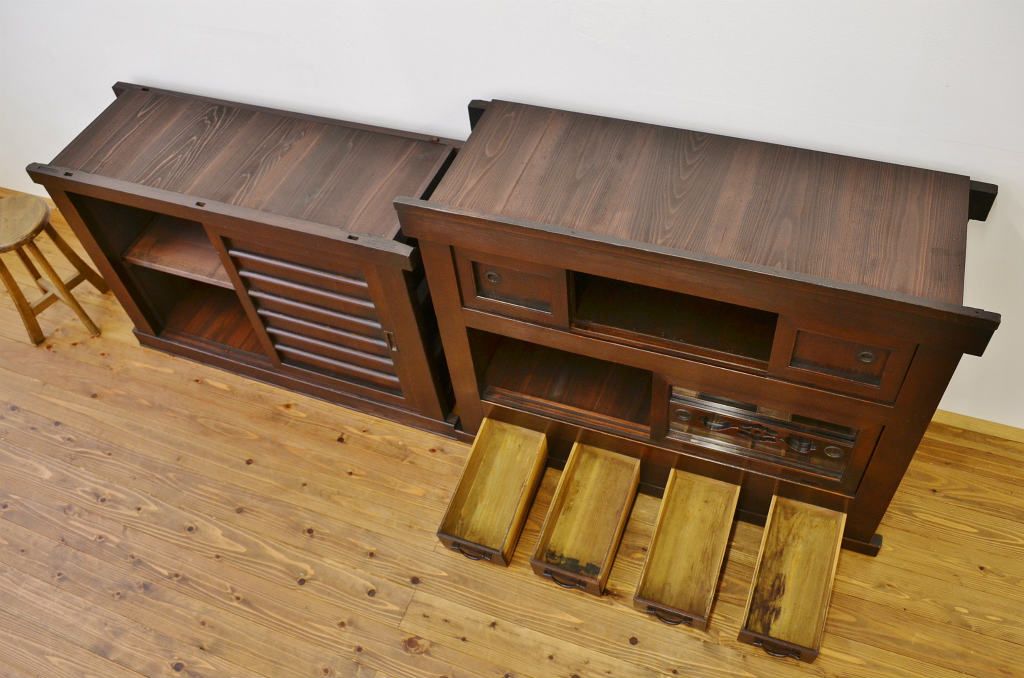 アンティーク家具　古いお家の重厚な四尺水屋箪笥(タンス・アンティーク)