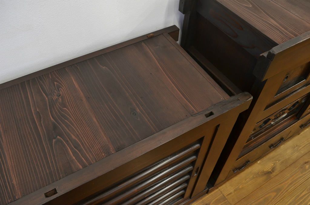 アンティーク家具　古いお家の重厚な四尺水屋箪笥(タンス・アンティーク)