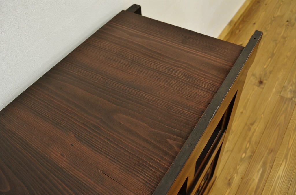 アンティーク家具　古いお家の重厚な四尺水屋箪笥(タンス・アンティーク)