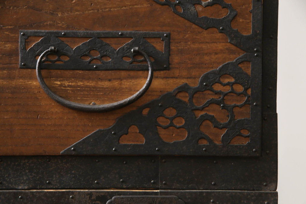和製アンティーク　透かしの入った金具が緻密で美しい佐渡箪笥(佐渡八幡箪笥、和たんす、重ね箪笥、収納タンス、時代箪笥、衣装タンス、引き出し)(R-072109)