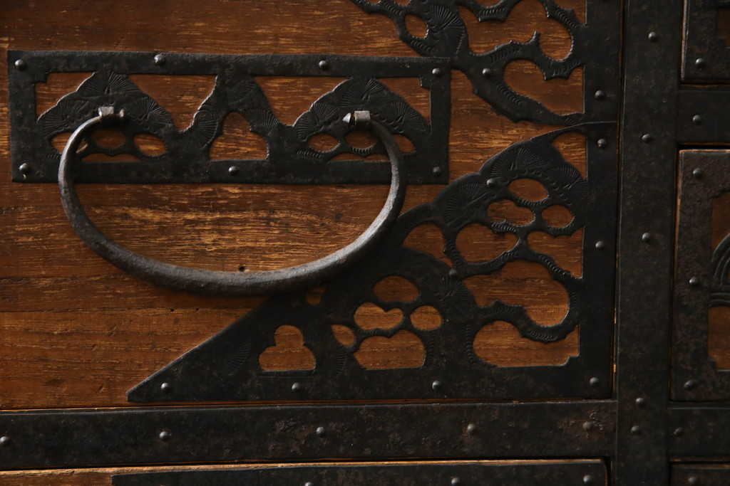 和製アンティーク　透かしの入った金具が緻密で美しい佐渡箪笥(佐渡八幡箪笥、和たんす、重ね箪笥、収納タンス、時代箪笥、衣装タンス、引き出し)(R-072109)