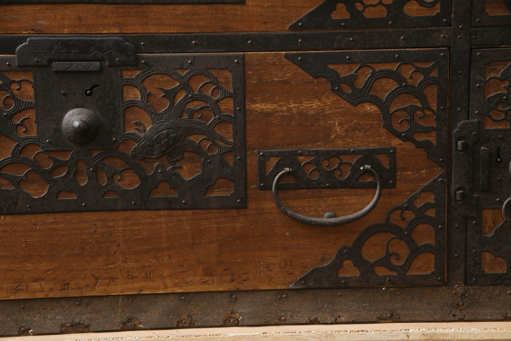 和製アンティーク　透かしの入った金具が緻密で美しい佐渡箪笥サイドボード(佐渡八幡箪笥、和たんす、収納タンス、時代箪笥、衣装タンス、ローボード、ローチェスト、引き出し)(R-072111)