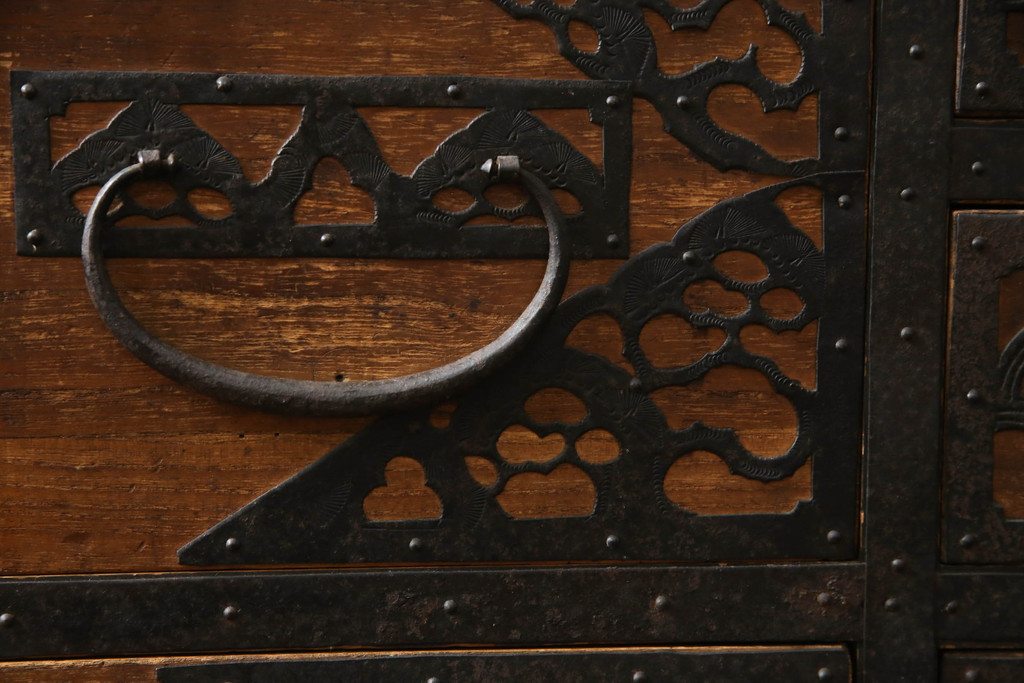 和製アンティーク　透かしの入った金具が緻密で美しい佐渡箪笥サイドボード(佐渡八幡箪笥、和たんす、収納タンス、時代箪笥、衣装タンス、ローボード、ローチェスト、引き出し)(R-072111)