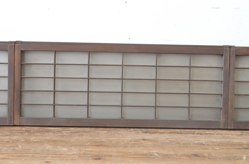 アンティーク建具　レトロな空間づくりにおすすめな格子入りの小さなガラス窓4枚セット(引き戸、ガラス戸)(R-065001)