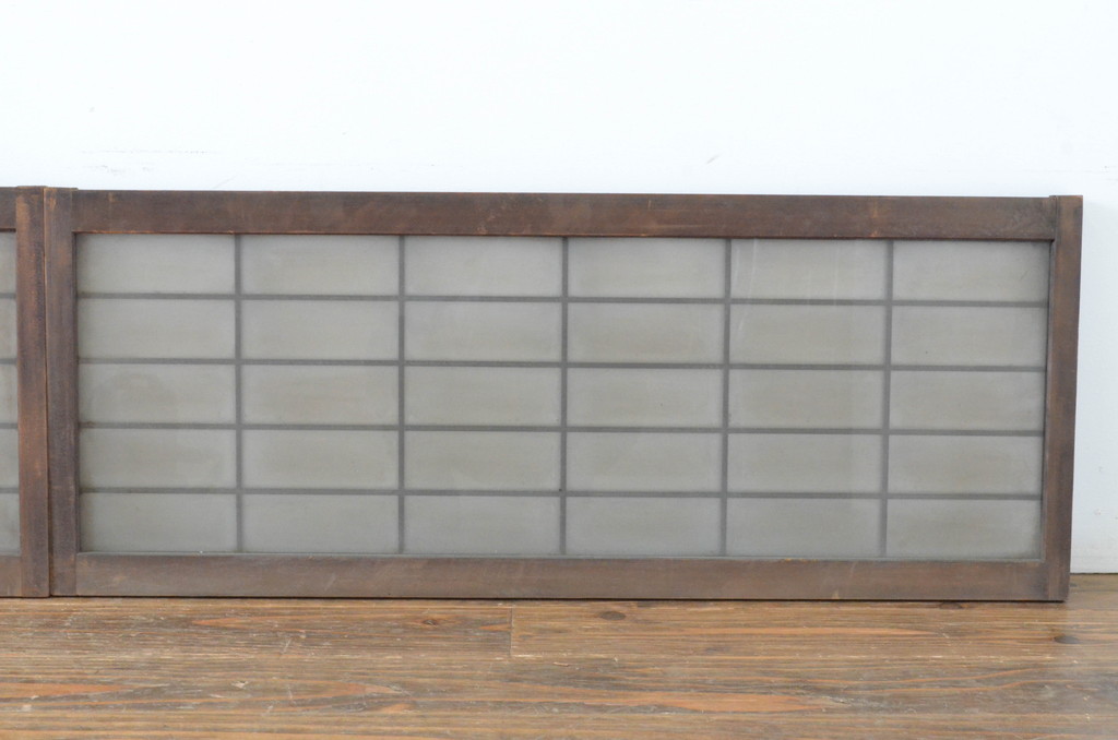 アンティーク建具　レトロな空間づくりにおすすめな格子入りの小さなガラス窓4枚セット(引き戸、ガラス戸)(R-065001)