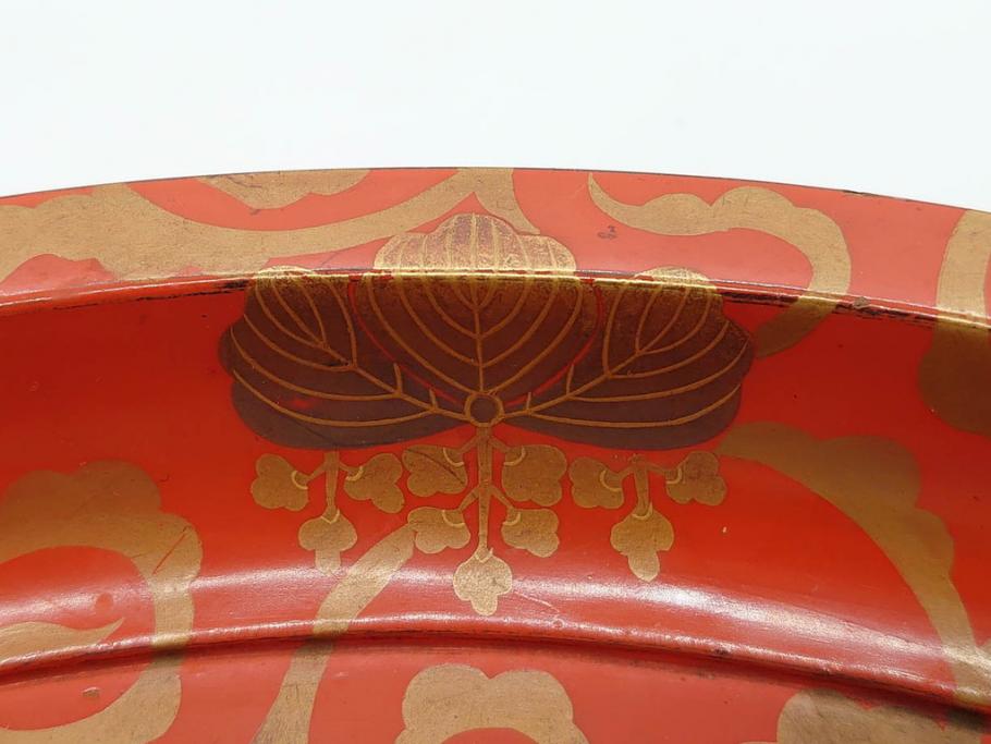 時代物　宮家　菊花紋章　雅なデザインが美しいお盆(金彩、木製、漆器、丸盆、トレー、トレイ、木皿、大皿、ボンボニエール、蝶、藤、唐草、鱗文、外箱付き)(R-079138)