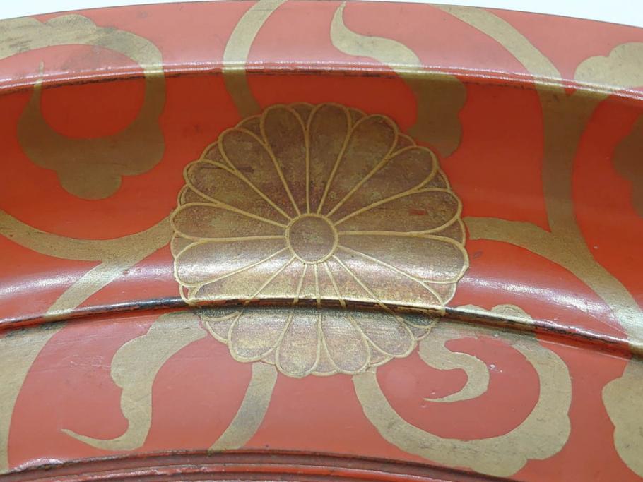 時代物　宮家　菊花紋章　雅なデザインが美しいお盆(金彩、木製、漆器、丸盆、トレー、トレイ、木皿、大皿、ボンボニエール、蝶、藤、唐草、鱗文、外箱付き)(R-079138)