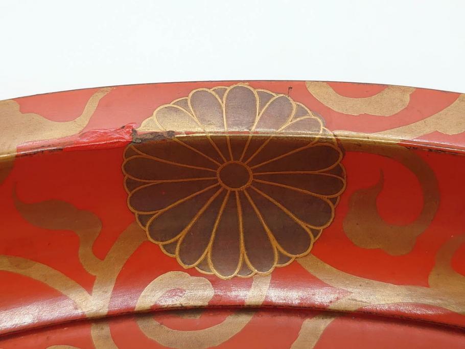 時代物　宮家　菊花紋章　雅なデザインが美しいお盆(金彩、木製、漆器、丸盆、トレー、トレイ、木皿、大皿、ボンボニエール、蝶、藤、唐草、鱗文、外箱付き)(R-079138)