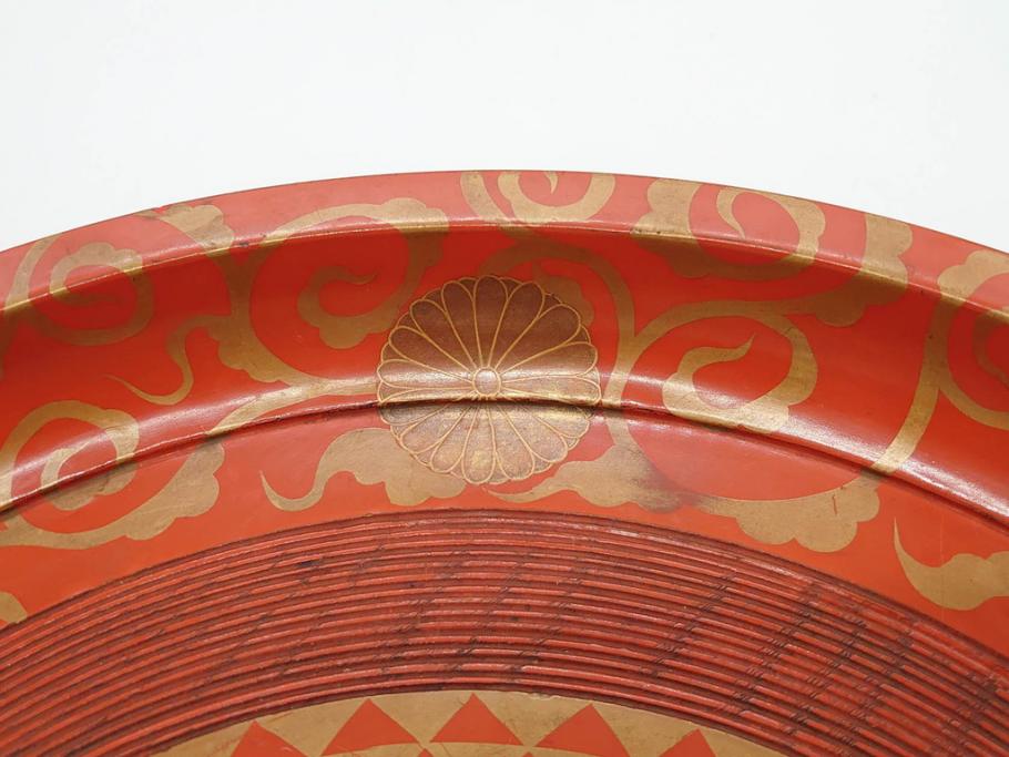 時代物　宮家　菊花紋章　雅なデザインが美しいお盆(金彩、木製、漆器、丸盆、トレー、トレイ、木皿、大皿、ボンボニエール、蝶、藤、唐草、鱗文、外箱付き)(R-079138)