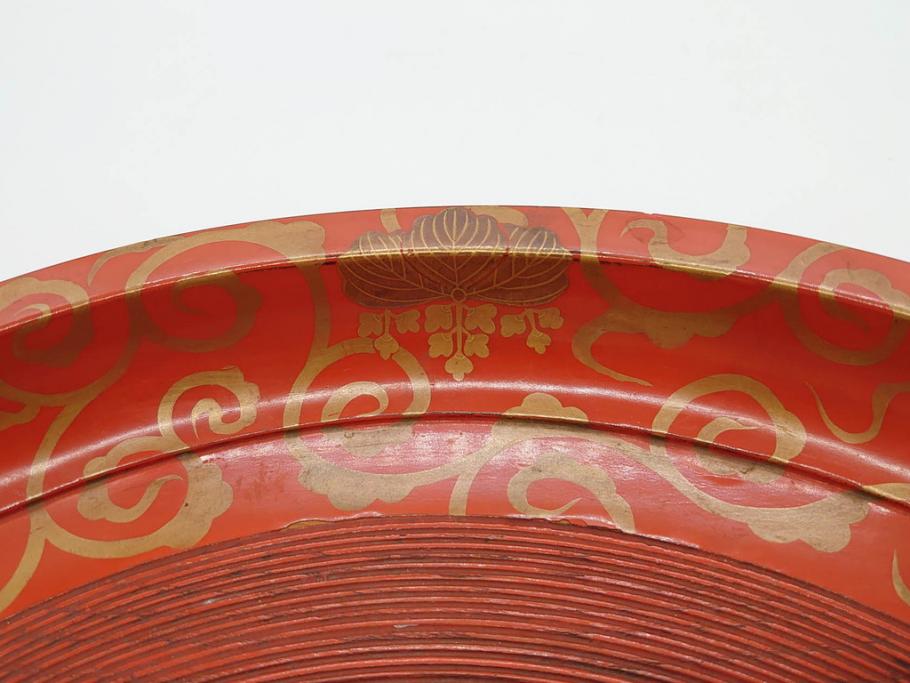 時代物　宮家　菊花紋章　雅なデザインが美しいお盆(金彩、木製、漆器、丸盆、トレー、トレイ、木皿、大皿、ボンボニエール、蝶、藤、唐草、鱗文、外箱付き)(R-079138)