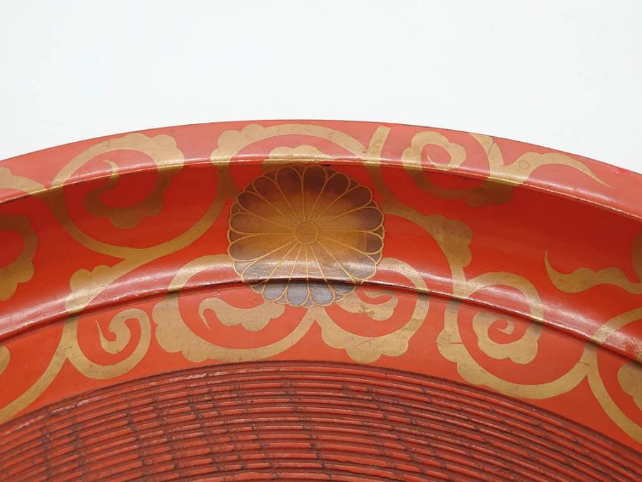 時代物　宮家　菊花紋章　雅なデザインが美しいお盆(金彩、木製、漆器、丸盆、トレー、トレイ、木皿、大皿、ボンボニエール、蝶、藤、唐草、鱗文、外箱付き)(R-079138)
