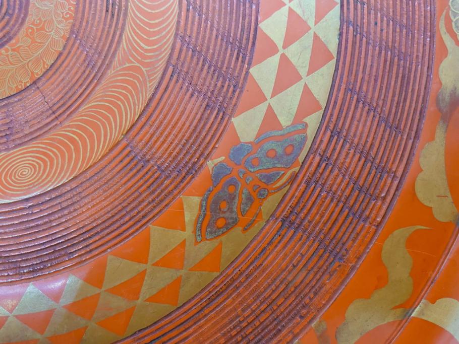 時代物　宮家　菊花紋章　雅なデザインが美しいお盆(金彩、木製、漆器、丸盆、トレー、トレイ、木皿、大皿、ボンボニエール、蝶、藤、唐草、鱗文、外箱付き)(R-079138)