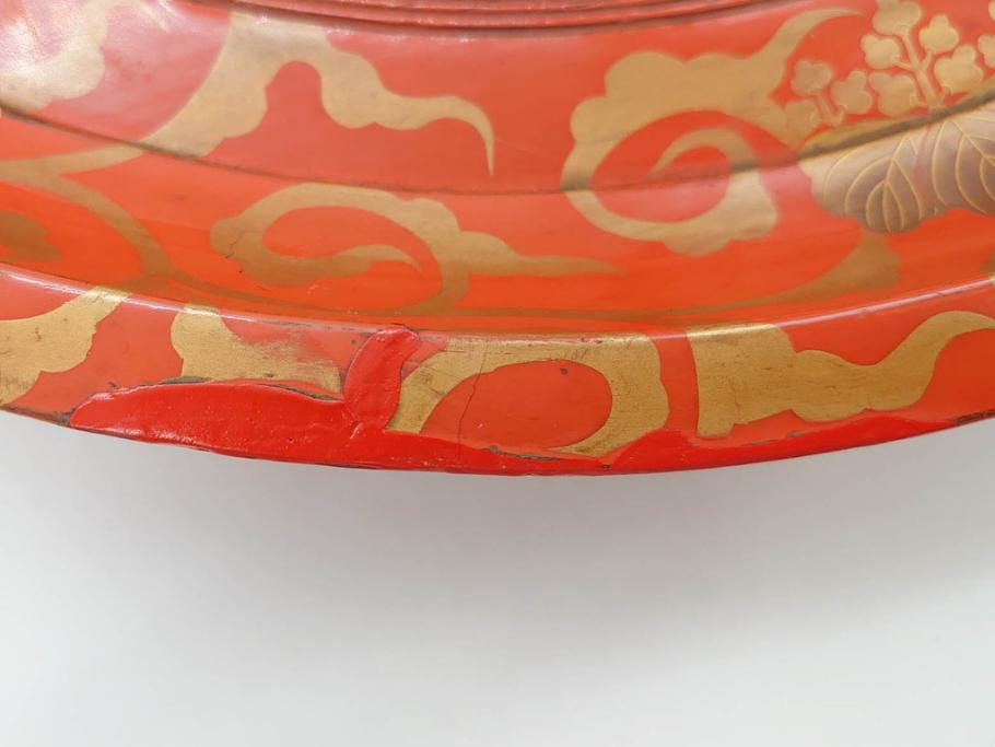 時代物　宮家　菊花紋章　雅なデザインが美しいお盆(金彩、木製、漆器、丸盆、トレー、トレイ、木皿、大皿、ボンボニエール、蝶、藤、唐草、鱗文、外箱付き)(R-079138)