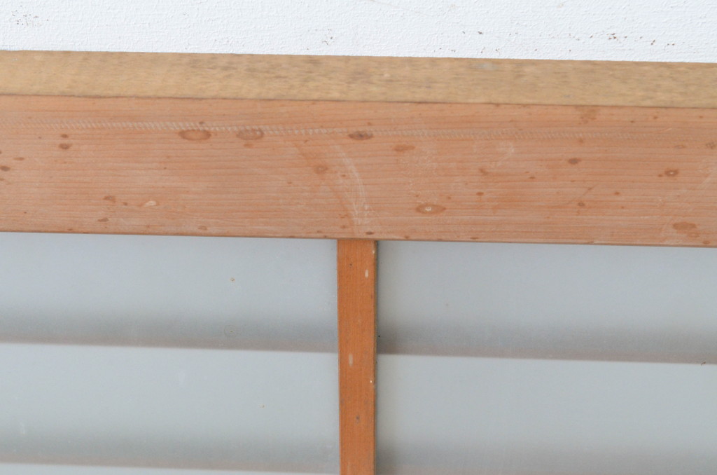 ビンテージ建具 どこか懐かしい雰囲気を感じる横格子入りの